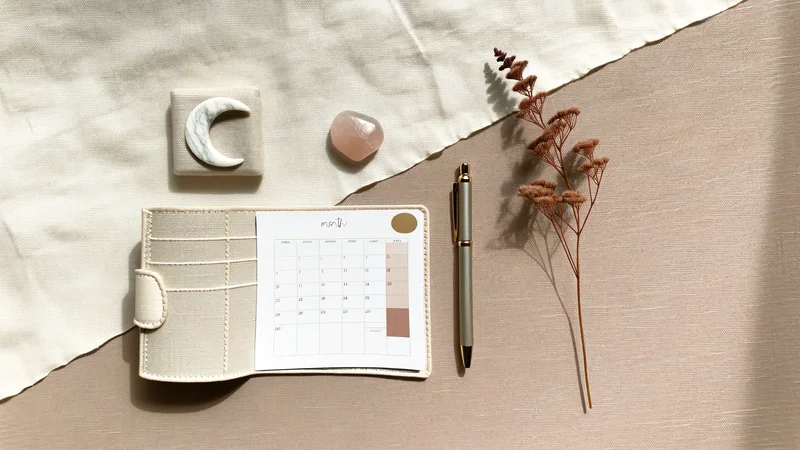 カレンダーと月経に関連するアイテム。月経困難症のイメージ