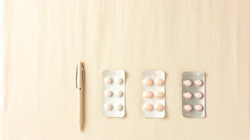 穏やかな表情で手帳にメモする女性。生理周期の管理や体調記録をイメージしたシーン